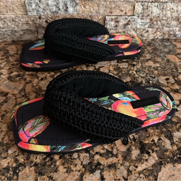 Farm Rio cashew crochet puffy flip flops sandals - Picture 3 of 8